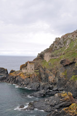 Fototapeta na wymiar Tin Mines against the Rocks (Cornwall)
