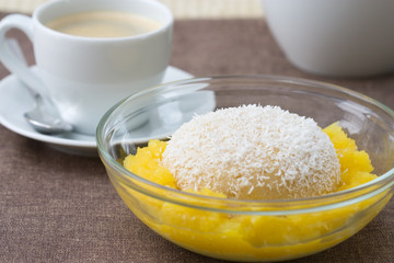 Grießpudding mit Mango