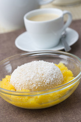 Grießpudding mit Mango