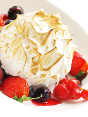 meringue with berries