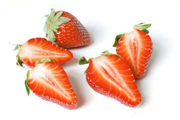 Reife rote Erdbeeren, isoliert