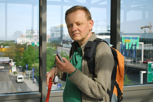 Blinder Mann beim Abspielen eines Memo auf dem Diktierger&auml;t