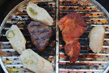 Fleisch und Brot auf Grill