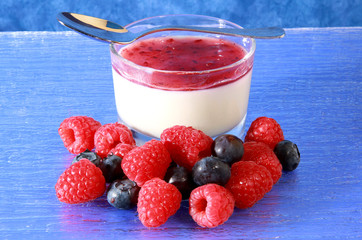 panna cotta con lamponi