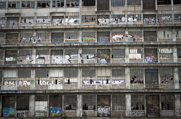 Fototapeta na wymiar abandonned building with graffiti
