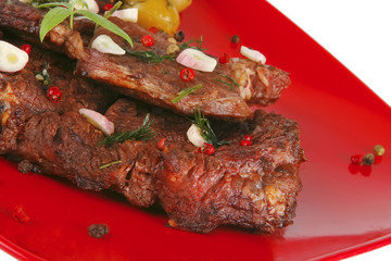 roast beef slices on red dish