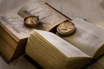 Libros y brújula