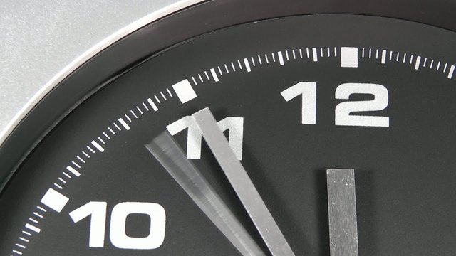 5 vor 12 tickende Uhr mit Zeiger Video