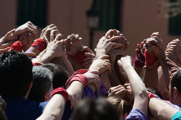 Castellers haciendo pi&ntilde;a