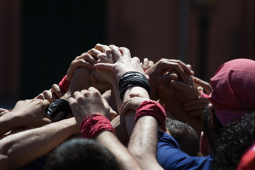 Castellers haciendo piña