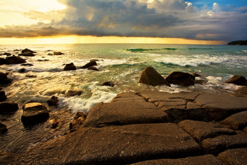 Obraz premium Tropical sunset at the rocks. Thailand