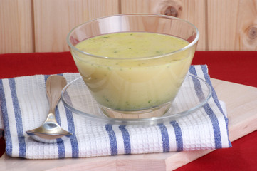 Brokkolicremesuppe in einer Glasschale