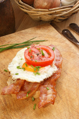 Tomatenbrot mit Spiegelei und Speck