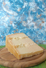 formaggio grana con sfondo azzurro