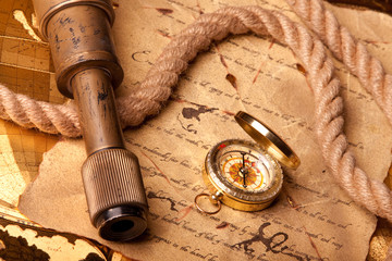 Fototapeta na wymiar Old treasure map i nawigacji instrumends