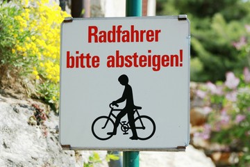 Radfahrer absteigen