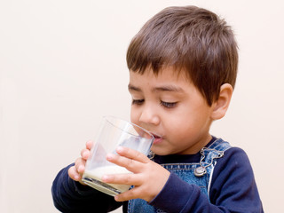bambino che beve latte