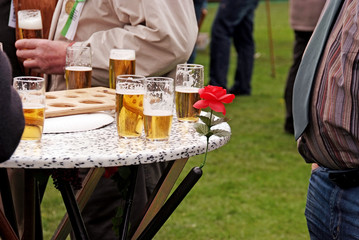 Menschen beim Sch&uuml;tzenfest