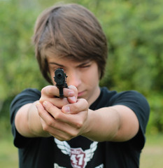 adolescent visant avec une arme