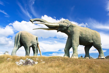 Naklejka na ściany i meble Replika mamut w parku muzeum w Santiago de Cuba