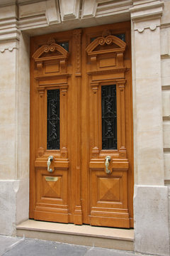 double porte d'immeuble