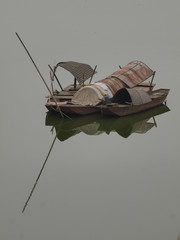 Barca en el río en Hanoi (Vietnam)