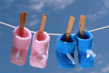 chaussons de bébé rose et bleu sur un fil de linge © aldegonde le compte
