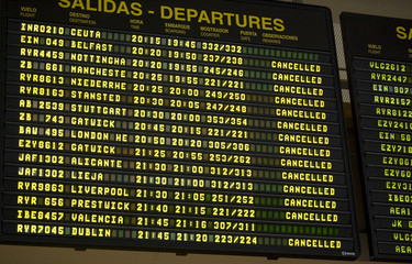 Panel informativo Aeropuerto Salidas Canceladas