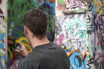 Obraz premium teenage boys painting painting graffiti art