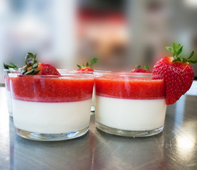 Panna cotta à la vanille et coulis de fraises fraîches