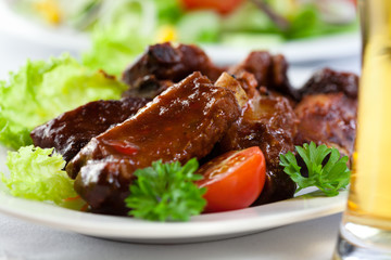 Pork ribs with vegeatbles and beer