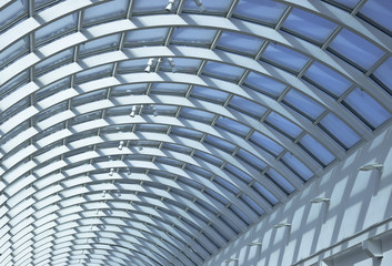 Obraz premium Detal wnętrz publicznych. Lampa sufitowa Atrium Światło Shadows