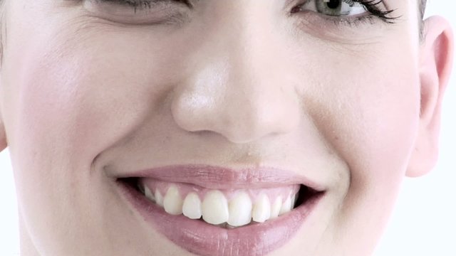 video ragazza che da manda un bacio