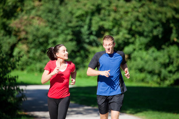 Sportliches Paar joggt gemeinsam