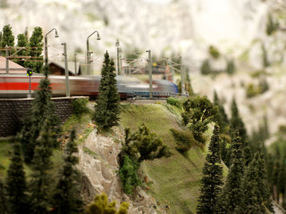 Modelleisenbahn - Modell Landschaft mit Eisenbahn am Berg