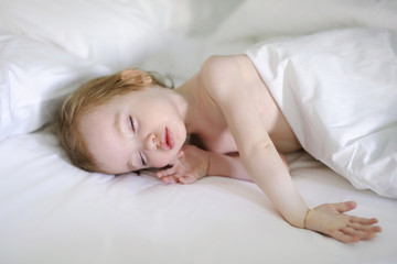 Obraz na płótnie Canvas Adorable toddler girl sleeping