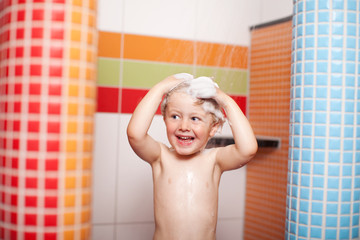 kleiner junge beim haare waschen