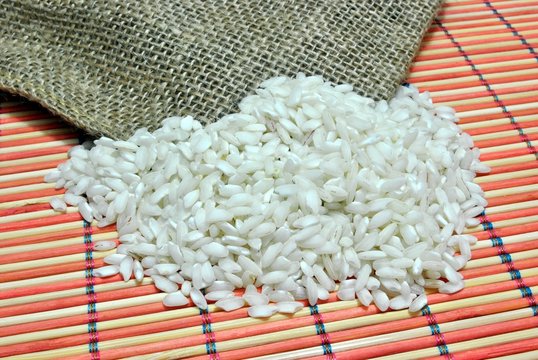 Chicchi di riso e sacco di iuta