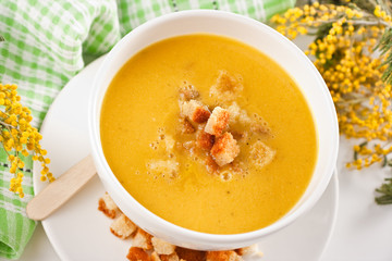 Pea soup with croutons