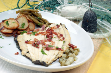 Maischolle mit Bohnen und Salzkartoffeln