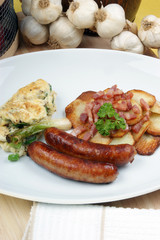 Bratkartoffeln mit Rührei und Bratwurst