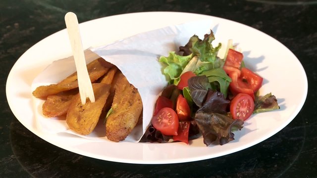 Kochbanenen Gericht mit Salat