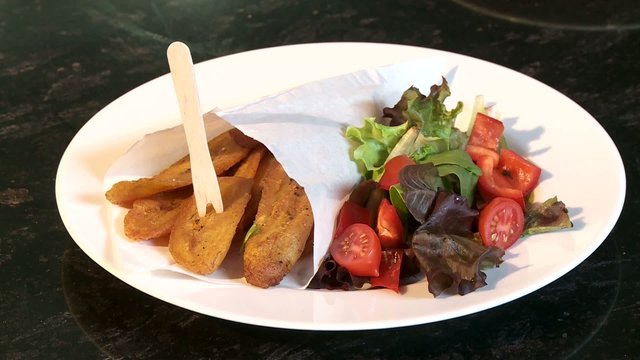Kochbanenen Gericht mit Salat