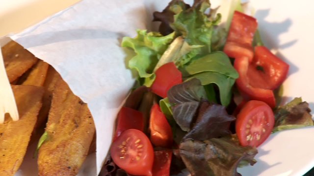 Kochbanenen Gericht mit Salat