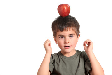 equilibrio - bambino con mela in testa