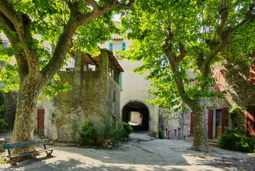 Place ombragée par des platanes dans un village de Provence