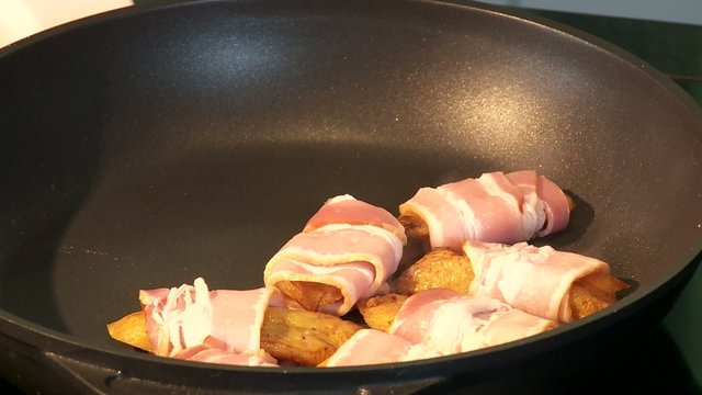 Kochbananen in Schinken