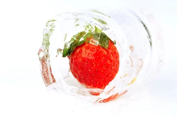 Papier Peint photo autocollant Dans la glace Glaçon à la fraise