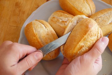 Brötchen mit Messer