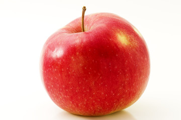 ein roter Apfel vor weißem Hintergrund